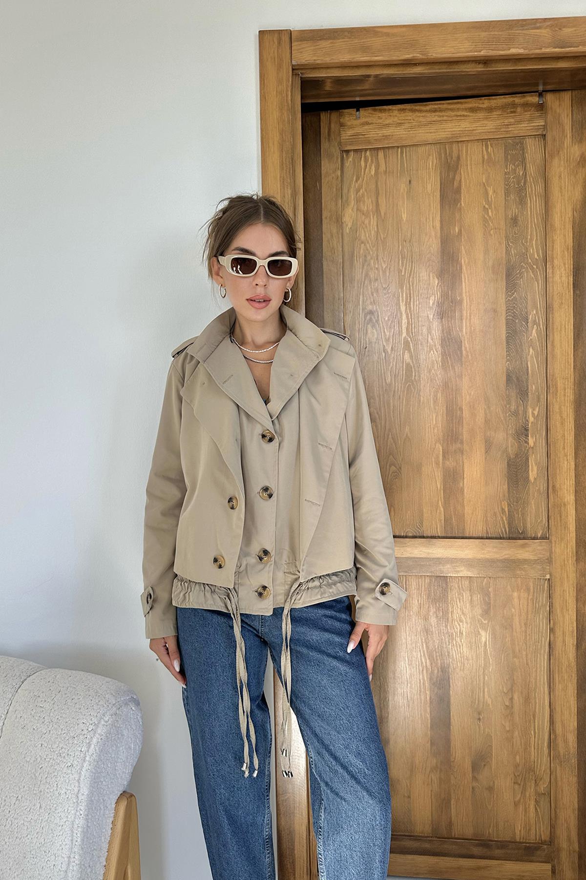 KRÁTKY TRENCH COAT BEIGE