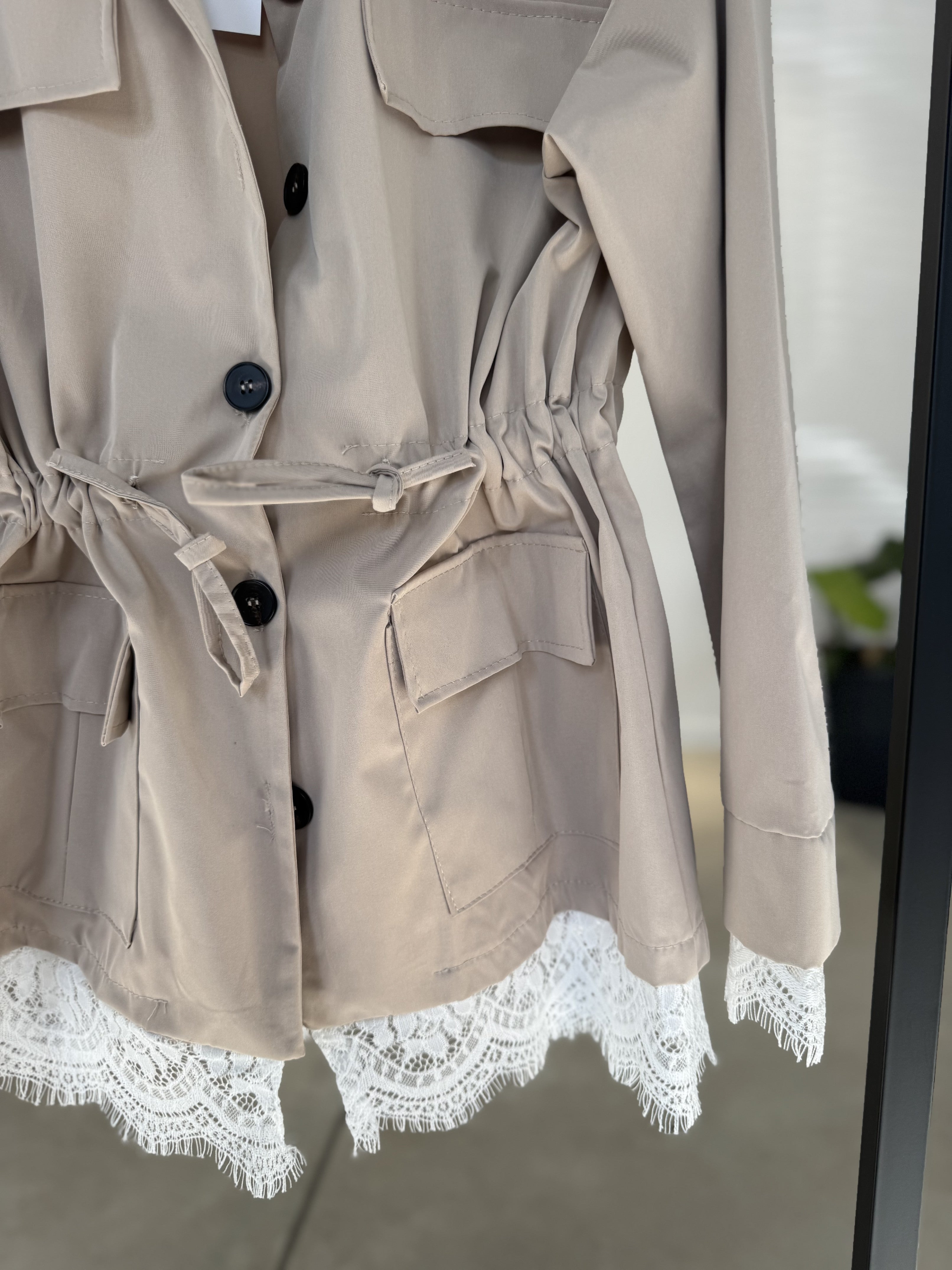 TRENCH COAT S ČIPKOU