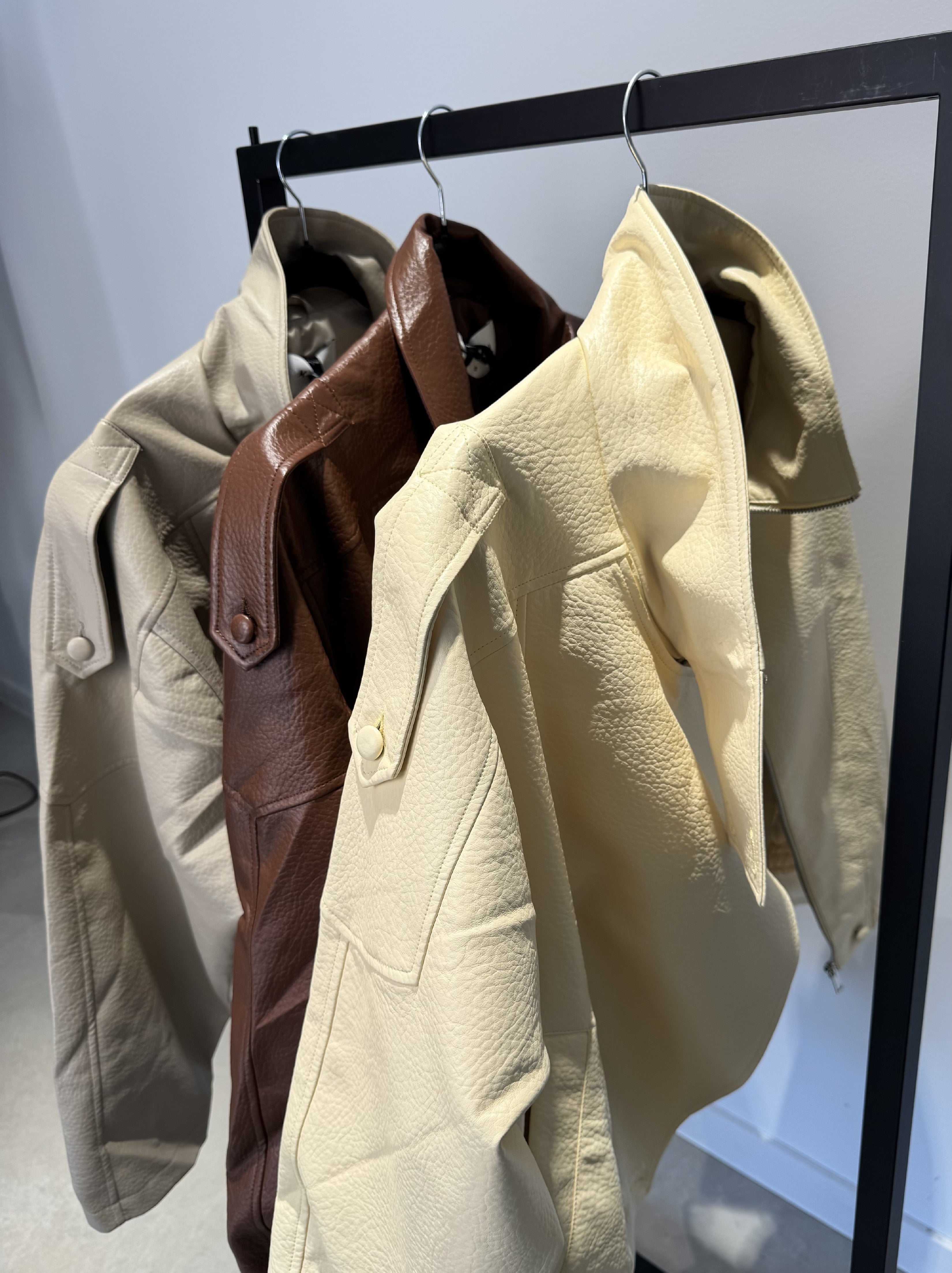 ICONIC BEIGE OVERSIZE KOŽENKA