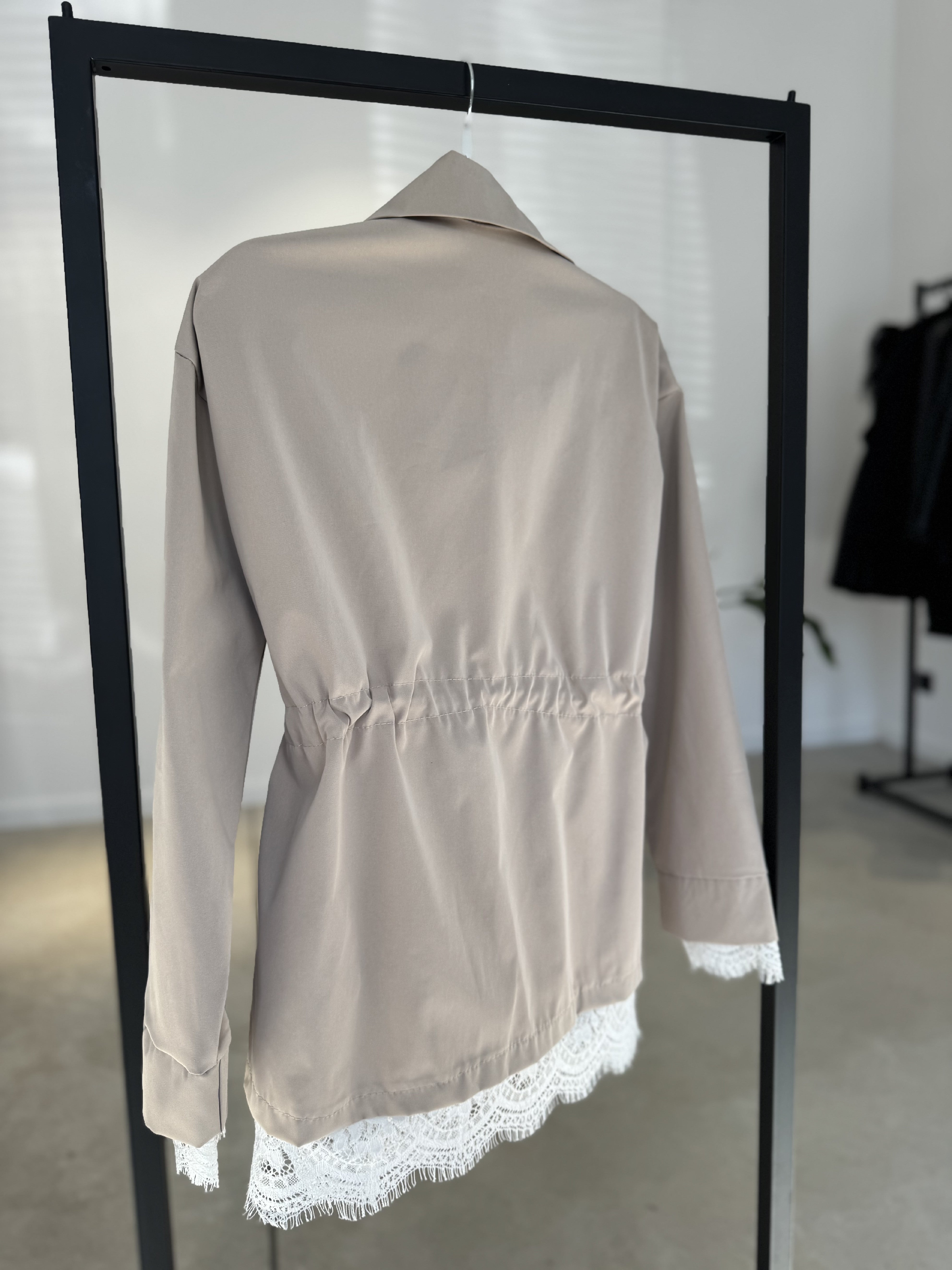 TRENCH COAT S ČIPKOU